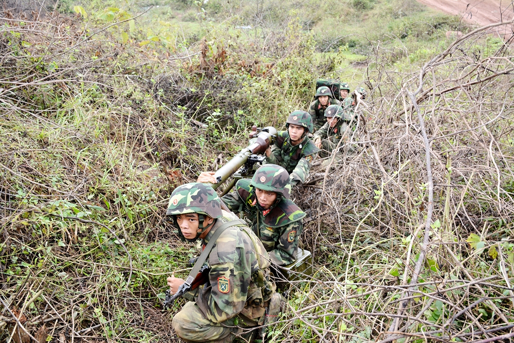 Các lực lượng bí mật cơ động vào vị trí xuất phát xung phong.