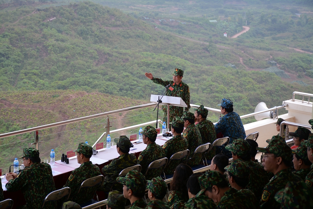 Đồng chí Sư đoàn trưởng Sư đoàn 312 giới thiệu phương án bắn chiến đấu.