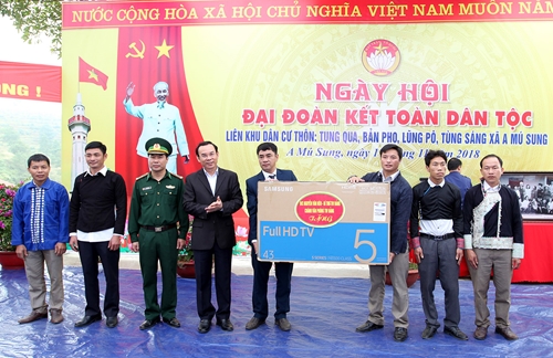Bí thư Trung ương Đảng Nguyễn Văn Nên thăm và dự Ngày hội Đại đoàn kết tại biên giới Lào Cai