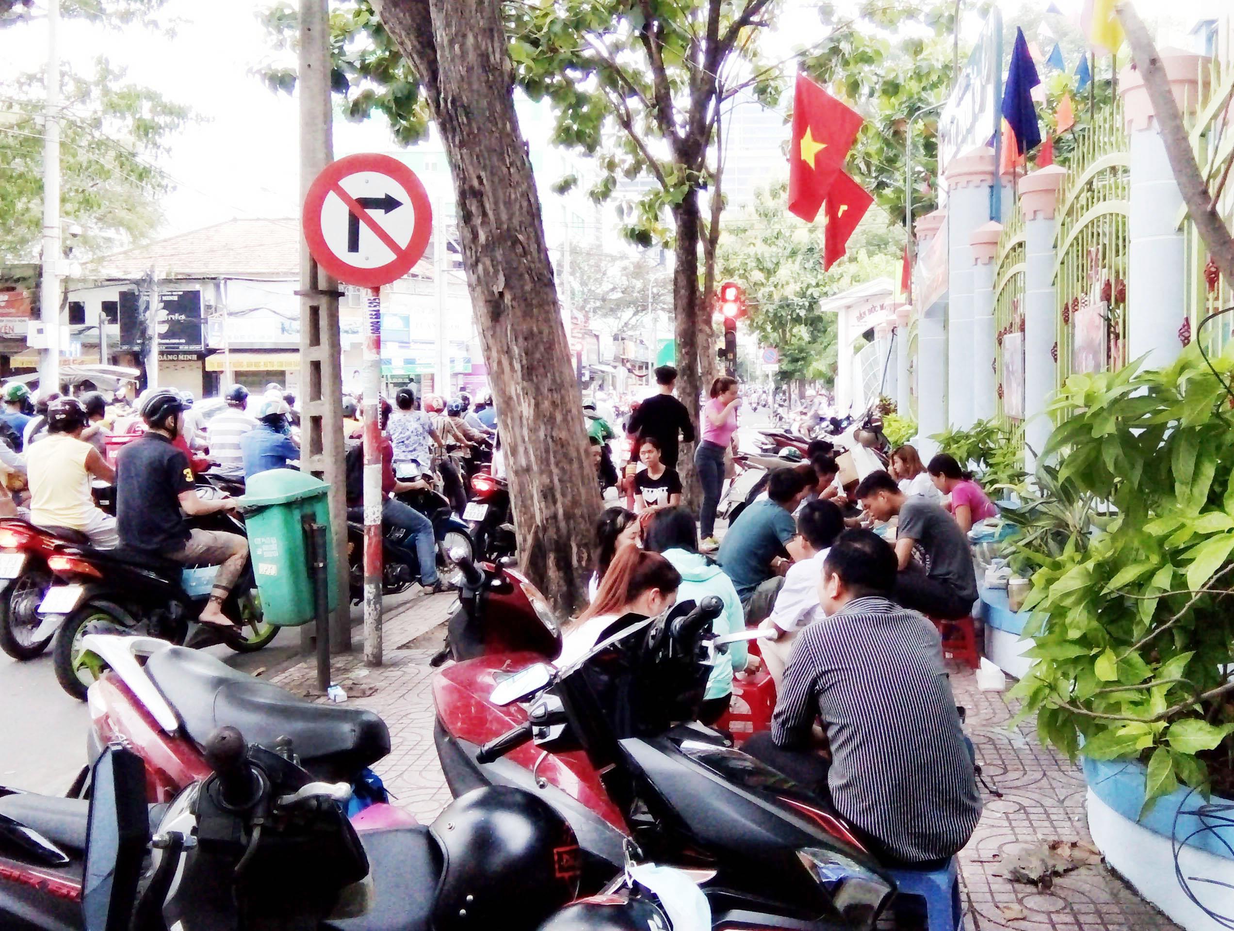 Mạnh tay xử lý nạn lấn chiếm vỉa hè, lề đường