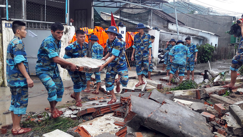Lực lượng vũ trang tỉnh Khánh Hòa khẩn trương giúp dân khắc phục hậu quả mưa lũ