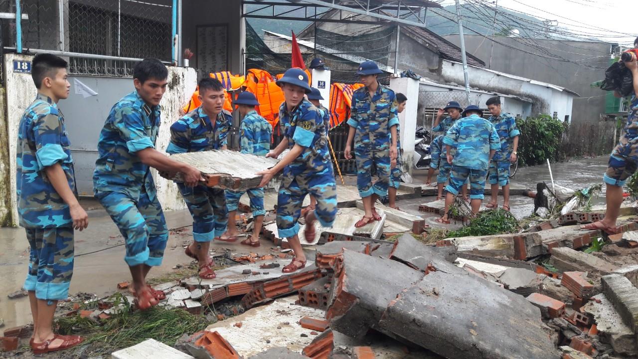 Huy động hàng trăm cán bộ, chiến sĩ giúp dân khắc phục hậu quả mưa lũ