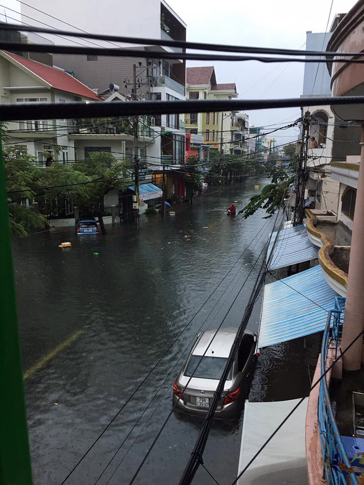 Mưa lớn gây ngập nhiều nơi ở thành phố Nha Trang