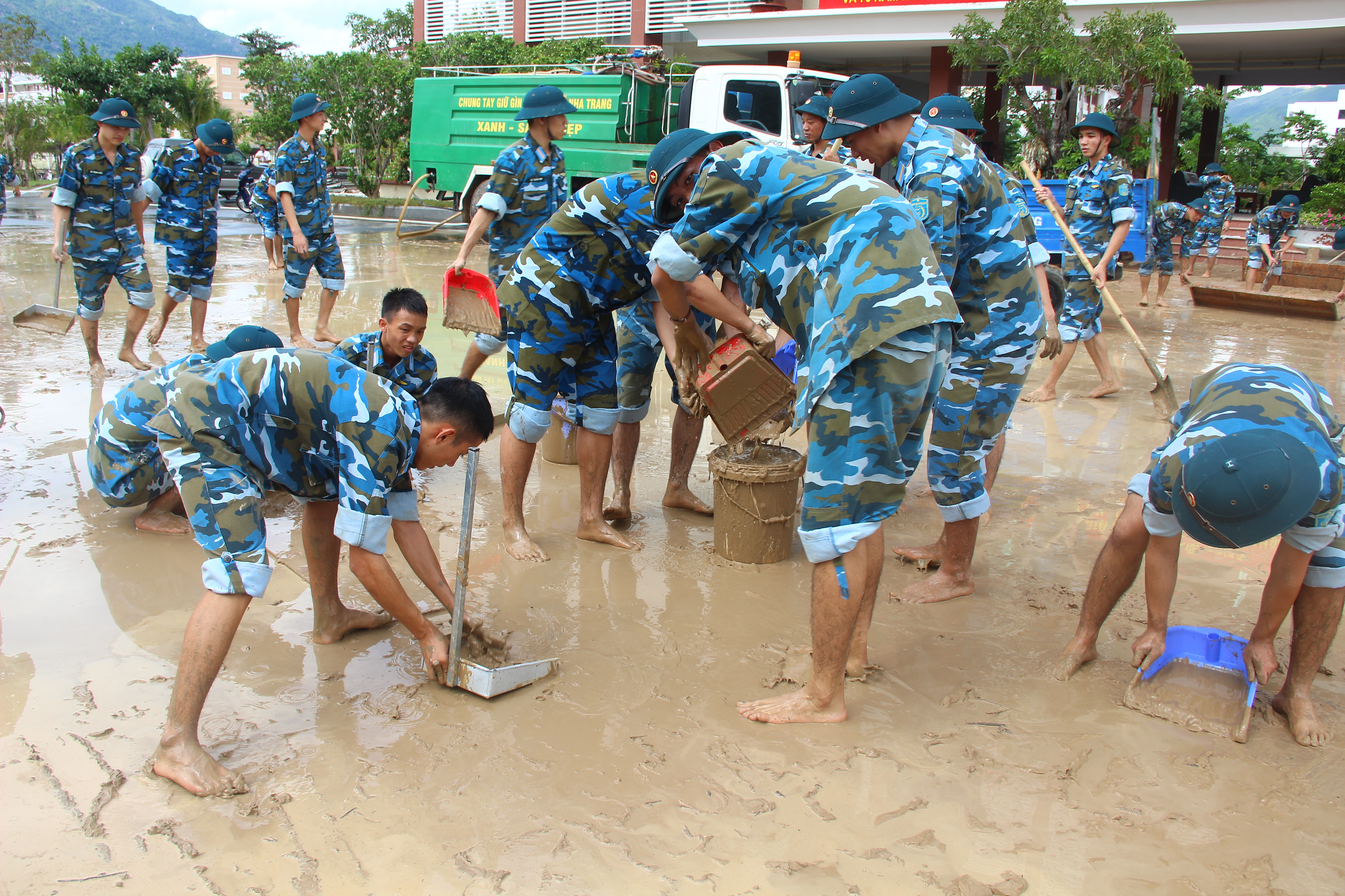 Trường Sĩ quan Không quân: Hơn 300 cán bộ, chiến sĩ giúp nhân dân khắc phục hậu quả mưa lũ