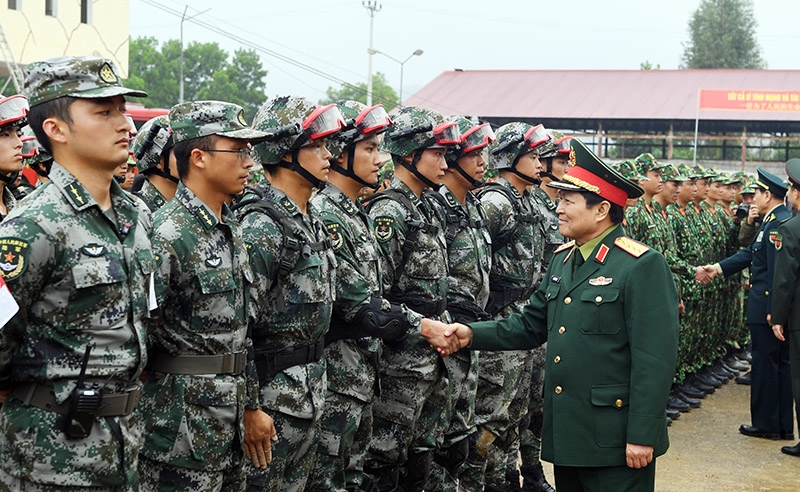 Bộ trưởng Ngô Xuân Lịch chúc mừng lực lượng tham gia diễn tập của Trung Quốc