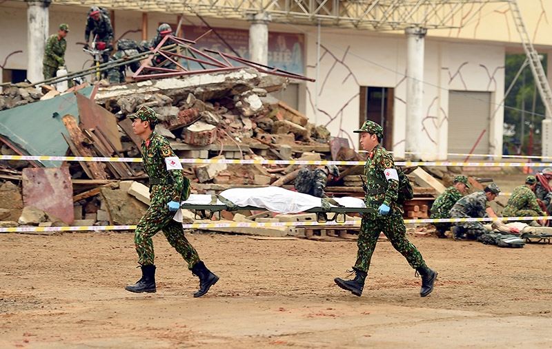 ...Và đưa người bị nạn về vị trí sơ cứu.