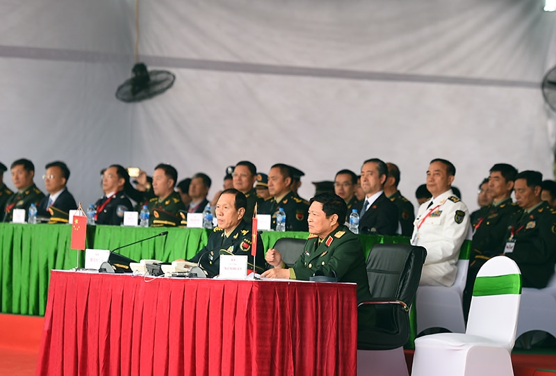 Đại tướng Ngô Xuân Lịch, Ủy viên Bộ Chính trị, Phó bí thư Quân ủy Trung ương, Bộ trưởng Bộ Quốc phòng Việt Nam và Thượng tướng Ngụy Phượng Hòa, Ủy viên Quân ủy Trung ương , Ủy viên Quốc vụ, Bộ trưởng Bộ Quốc phòng Trung Quốc cùng đại biểu hai nước theo dõi diễn tập.
