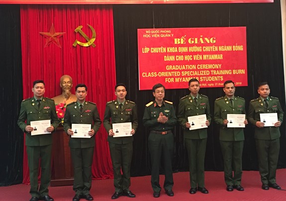 Học viện Quân y bế giảng Lớp chuyên khoa định hướng chuyên ngành bỏng cho học viên Myanmar