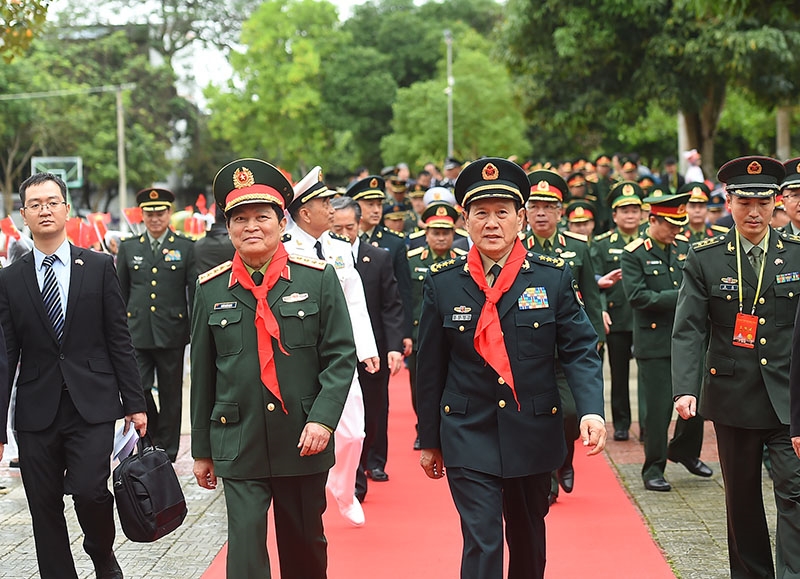 Bộ trưởng Bộ Quốc phòng hai nước thăm hỏi, giao lưu với thầy cô và học sinh ở thị trấn Thuỷ Khẩu (Trung Quốc).