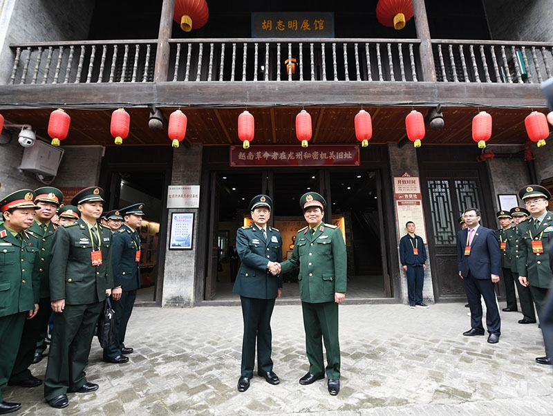 Bộ trưởng Bộ Quốc phòng hai nước tham quan Nhà tưởng niệm Chủ tịch Hồ Chí Minh tại tỉnh Quảng Tây, Trung Quốc.