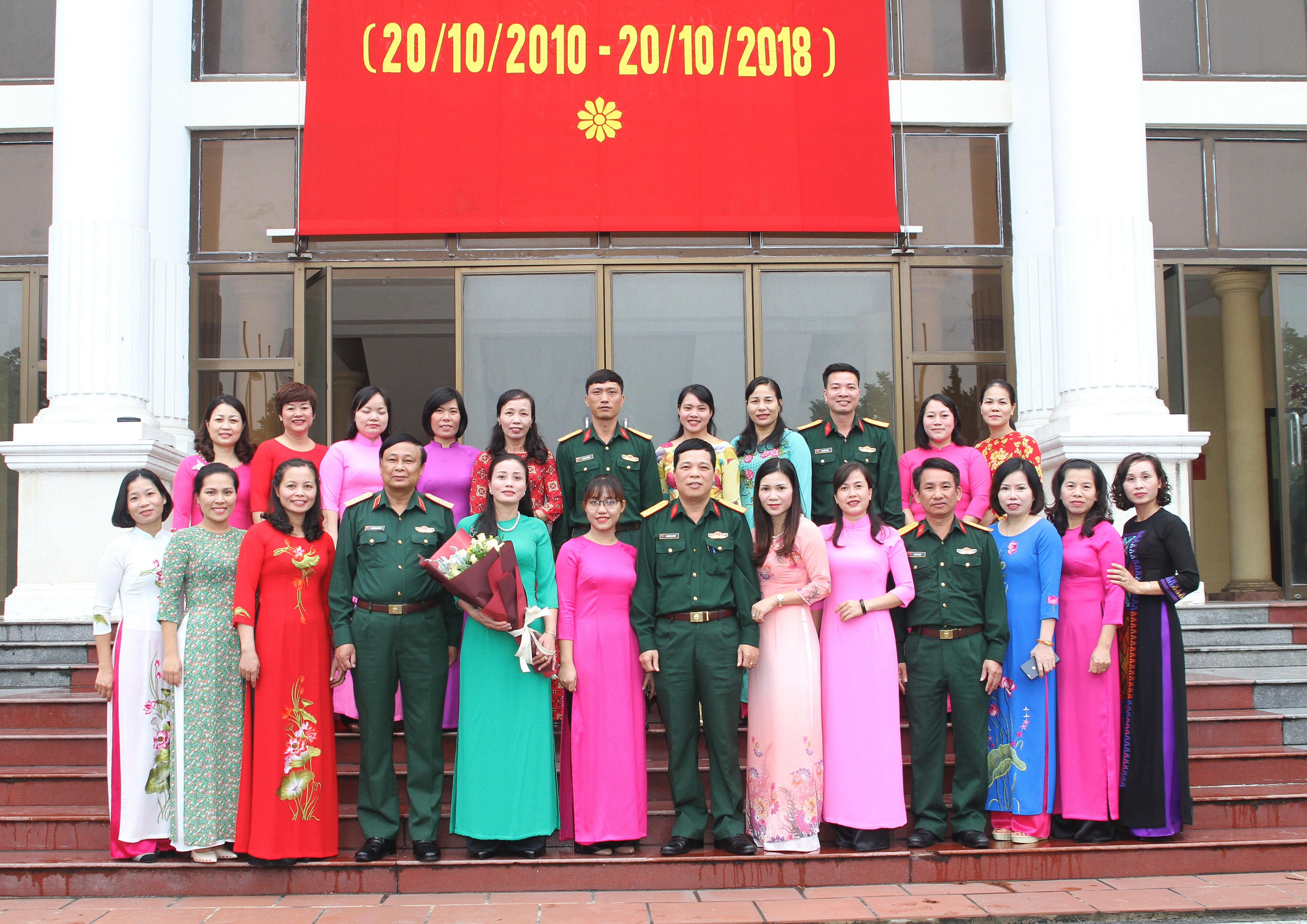 Nuôi lợn đất để may áo dài