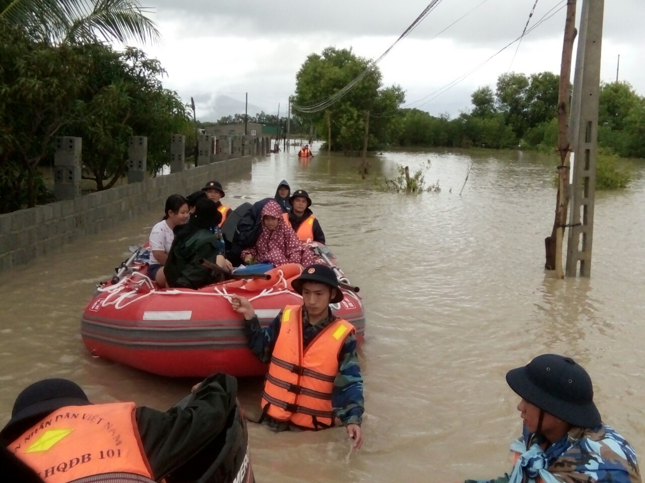 Lữ đoàn 101 huy động gần 100 cán bộ, chiến sĩ giúp dân chống lũ lụt và sạt lở đất