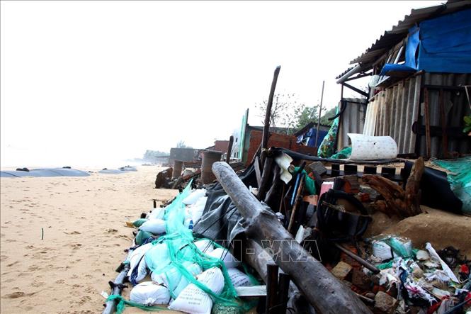 Ảnh hưởng bão số 9: Một số thuyền máy ở thành phố Phan Thiết bị chìm, hư hỏng