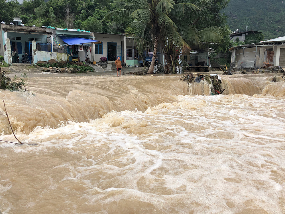 Nhiều nơi bị sạt lở, chia cắt do nước lũ tại Khánh Hòa