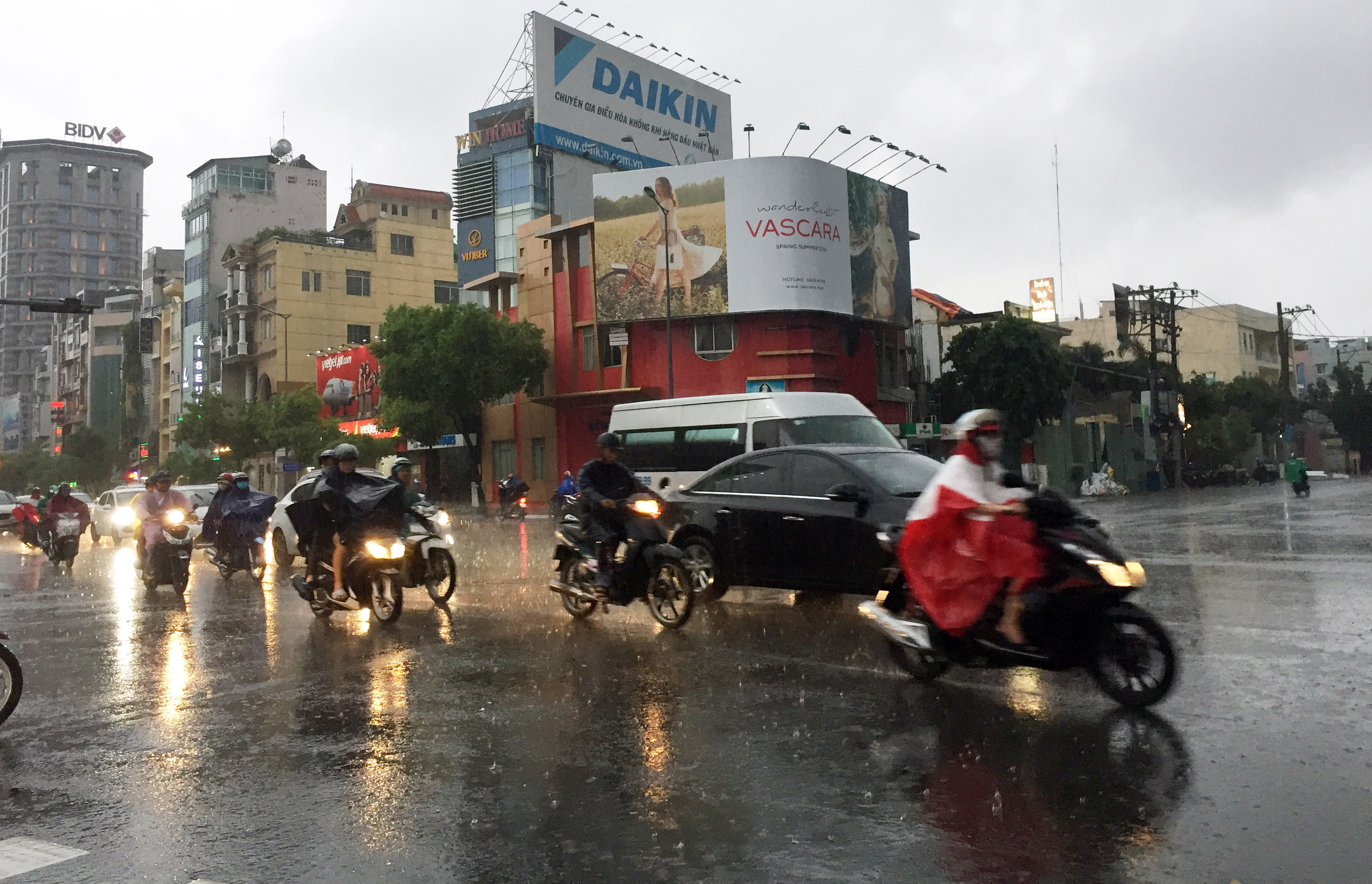 Mưa lớn tại trung tâm TP Hồ Chí Minh