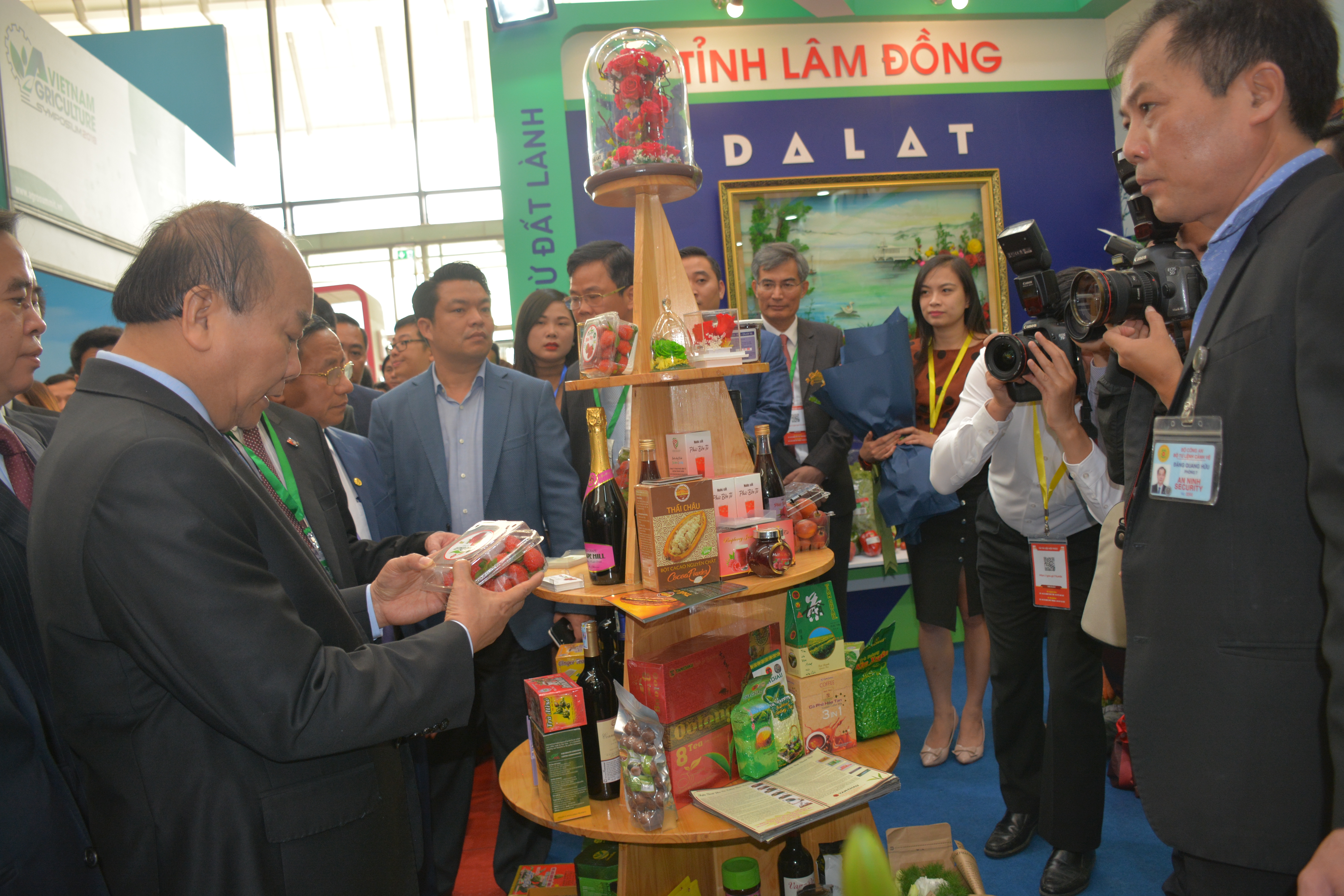 Thủ tướng Nguyễn Xuân Phúc: Xây dựng nền nông nghiệp Việt Nam sạch, an toàn, nông thôn mới toàn diện bền vững