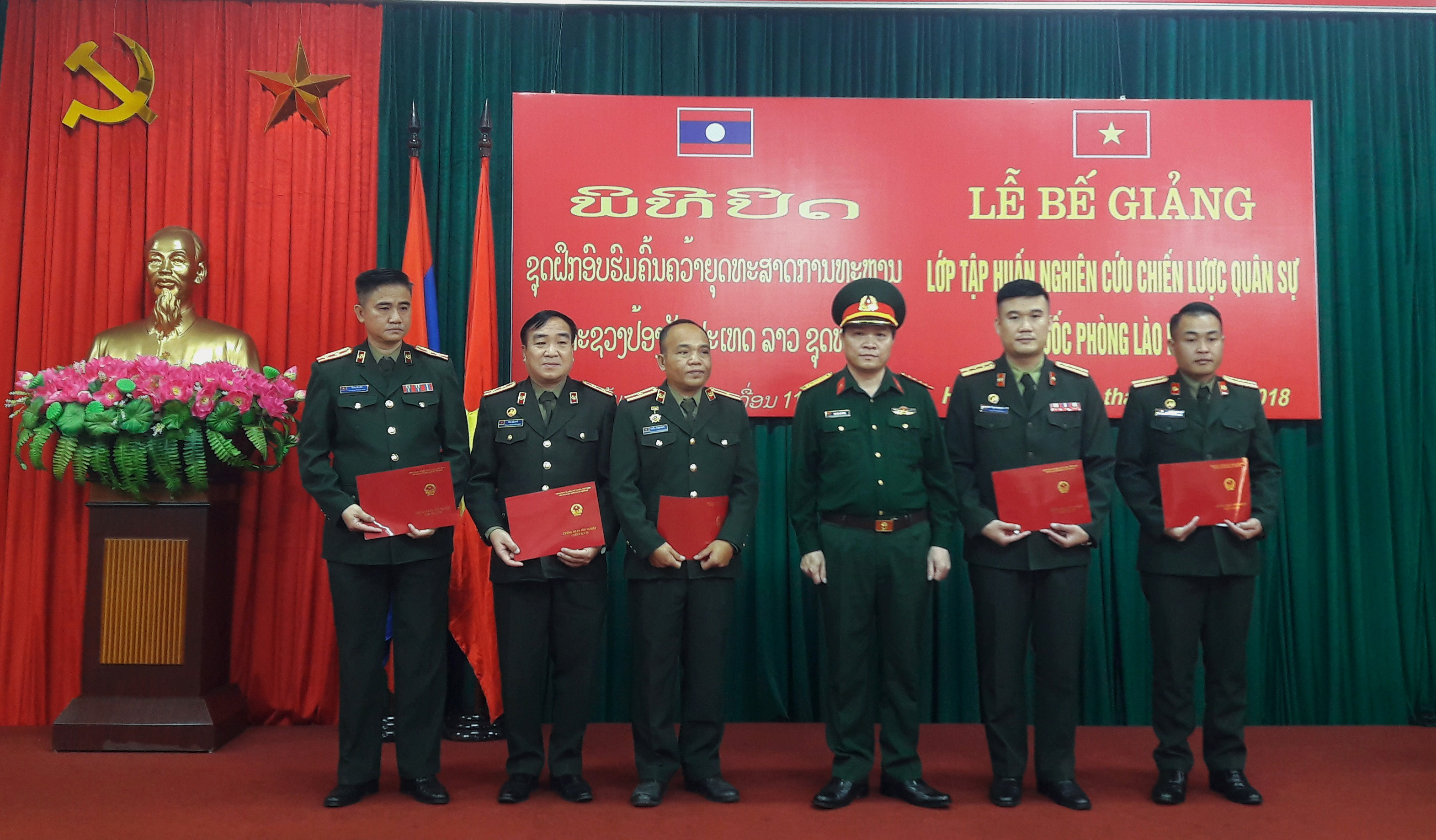 Bế giảng lớp tập huấn nghiên cứu chiến lược quân sự cho quân đội Lào