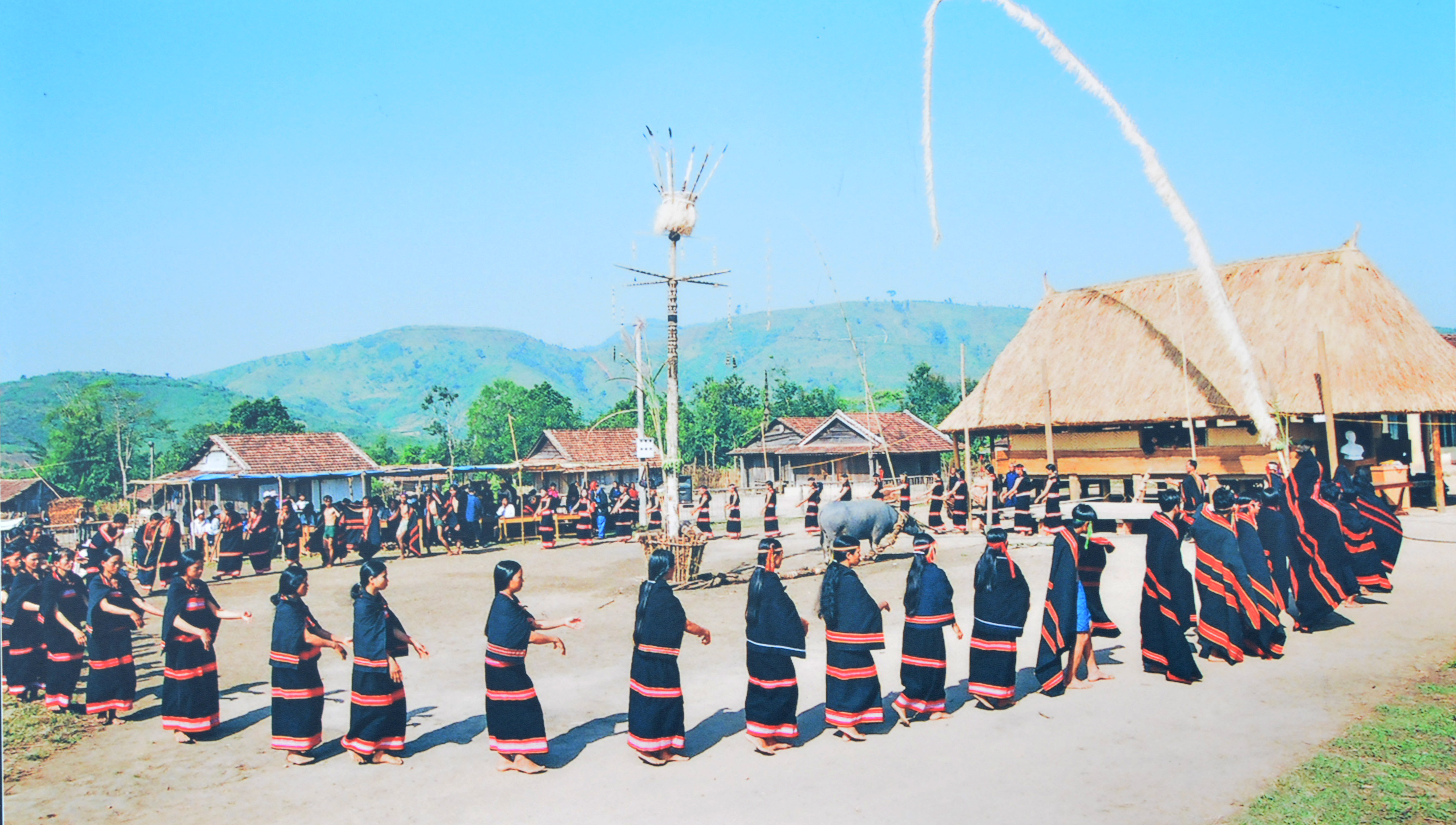 Triển lãm văn hóa cồng chiêng Tây Nguyên là một sự kiện nghệ thuật lớn, quy tụ những tác phẩm cồng chiêng đẹp nhất và phong phú nhất của người Tây Nguyên. Triển lãm mang đến cho bạn cơ hội để khám phá những dấu tích của văn hóa cồng chiêng và tìm hiểu sự đa dạng phong phú của nghệ thuật dân tộc Việt Nam. Hãy xem hình ảnh để trải nghiệm và cảm nhận sự độc đáo của triển lãm này.