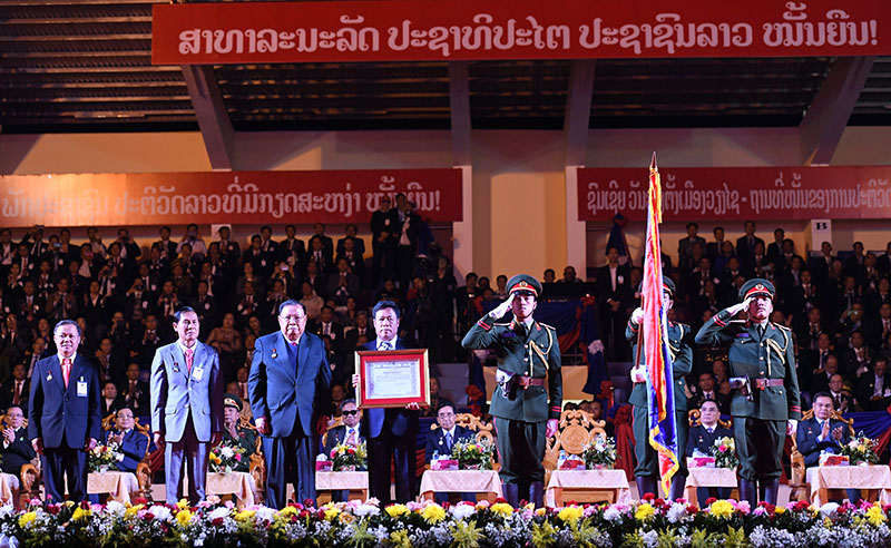 Tổng bí thư, Chủ tịch nước Lào Bounnhang Vorachith trao Huân chương Vàng - phần thưởng cao quý nhất của Nhà nước CHDCND Lào cho huyện Viêng Xay.