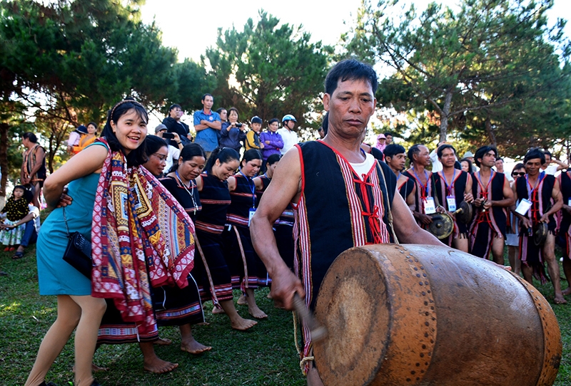 Du khách cùng vui với các đội cồng chiêng.