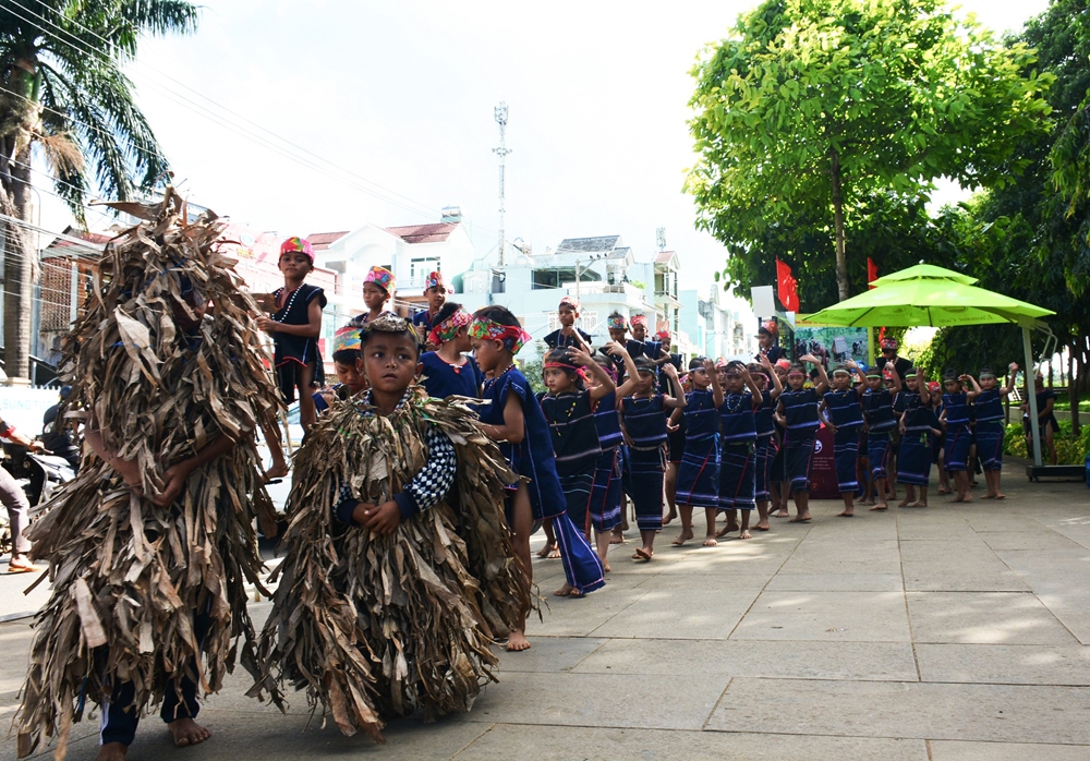 Đội cồng chiêng nhí gây ấn tượng và cảm tình tại Festival.