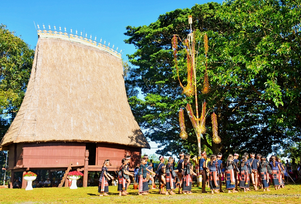 Phục dựng nghi lễ mừng nhà rông mới của người Ba Na.