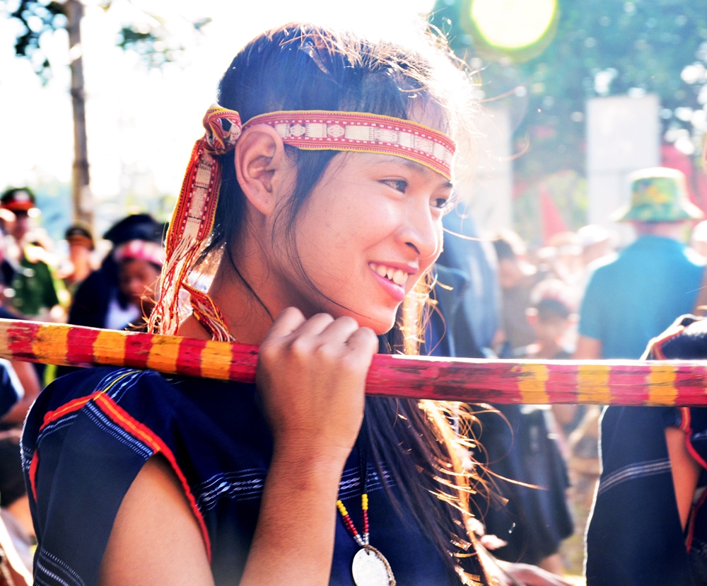 Em gái Ba Na trong nghi lễ mừng nhà rông mới.