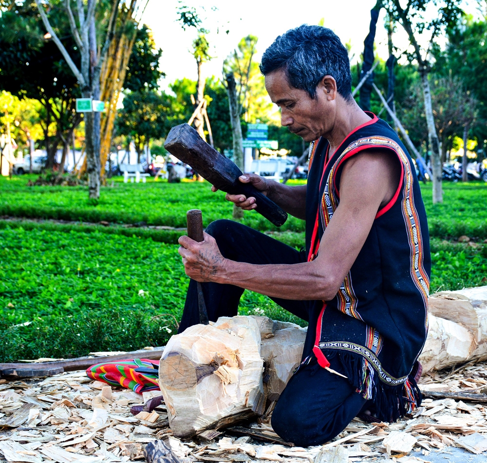 Nghệ nhân tạc tượng dân gian.