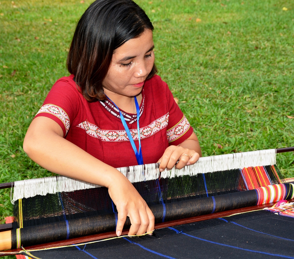 Trình diễn dệt thổ cẩm tại Festival.