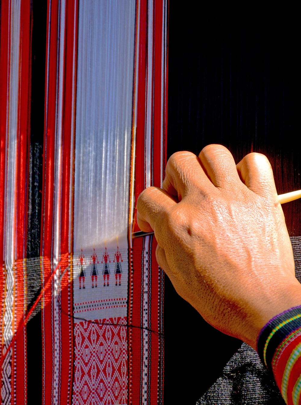 Bàn tay khéo léo dệt nên những hoa văn đặc sắc.