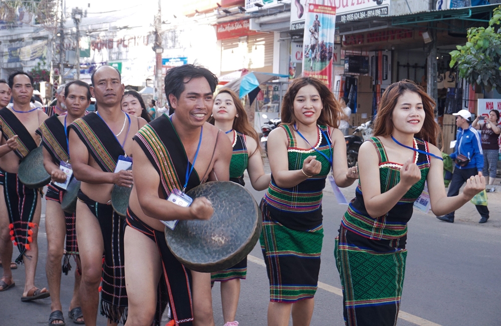 Lễ hội đường phố với hơn 1.000 nghệ nhân cồng chiêng tham gia - Một bức tranh văn hóa Tây Nguyên đa dạng, phong phú.