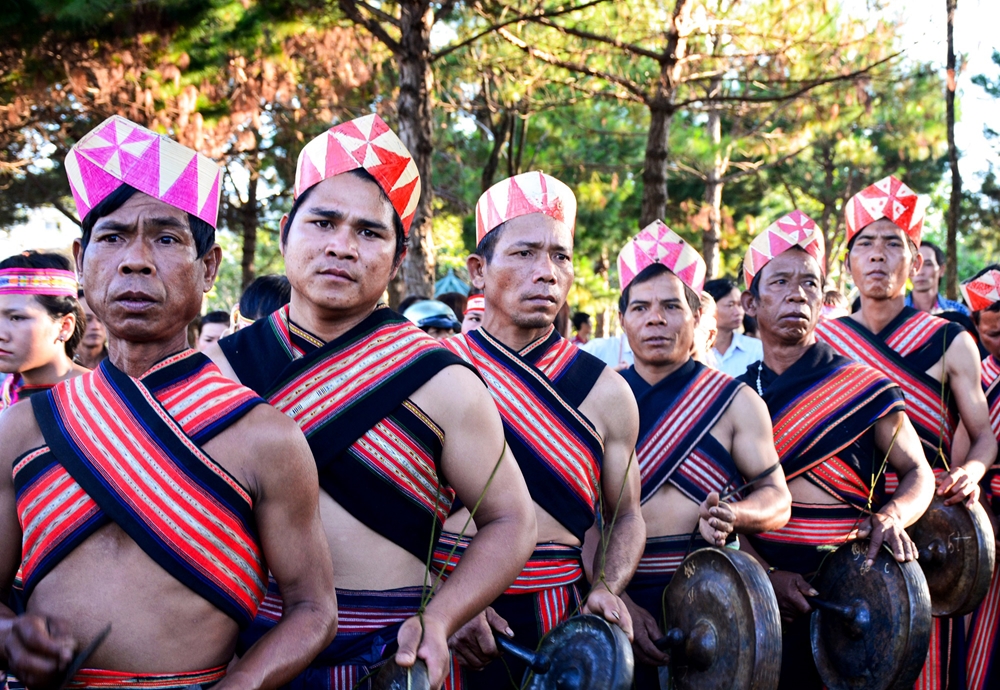 Những điệu nhạc cồng chiêng được cất lên làm say lòng du khách.