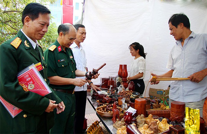 TRUYỀN CẢM HỨNG BỘ ĐỘI CỤ HỒ CHO THẾ HỆ TRẺ  