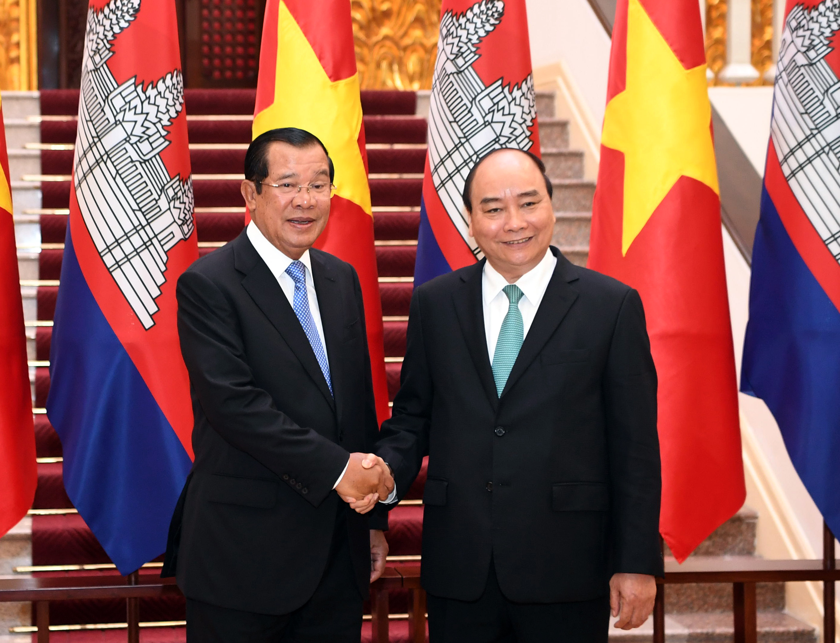 Thủ tướng Nguyễn Xuân Phúc đón và hội đàm với Thủ tướng Vương quốc Campuchia Samdech Techo Hun Sen