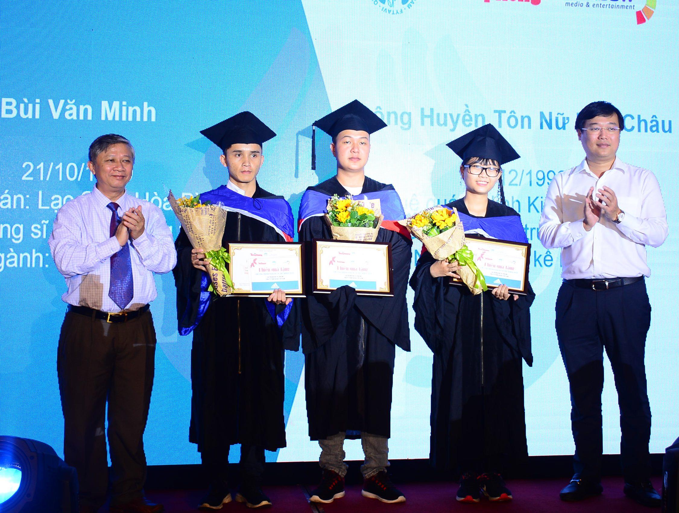 Nâng bước thủ khoa