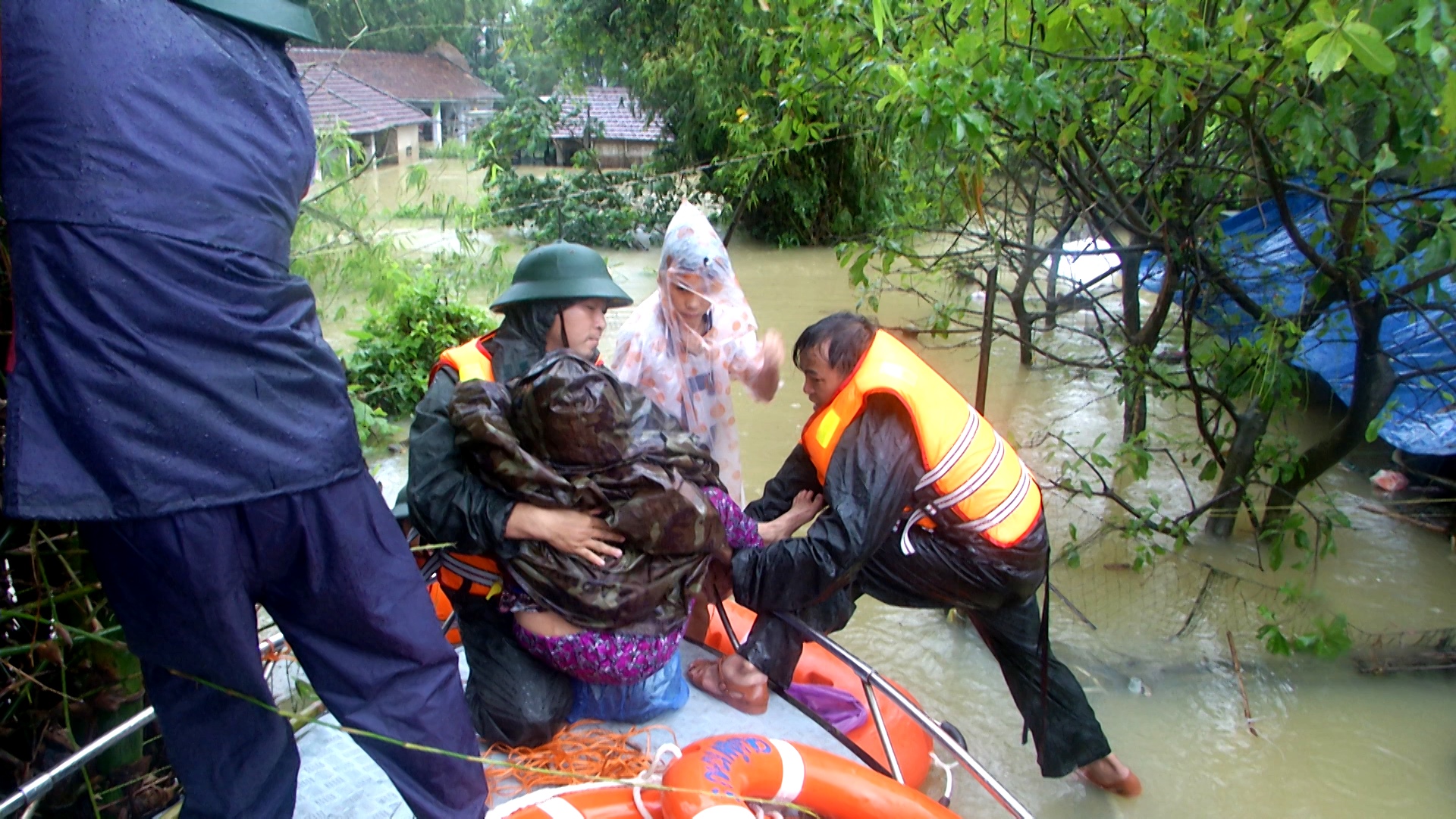 LLVT Quân khu 5 sát cánh cùng nhân dân trong mưa, lũ