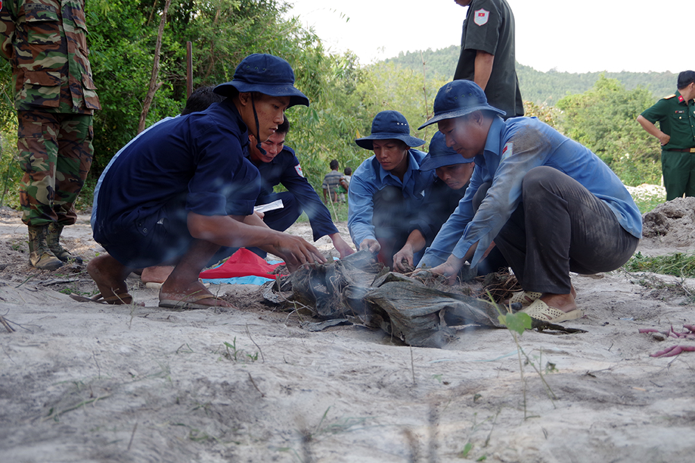 Đội K92 Bộ CHQS tỉnh Kiên Giang cất bốc 4 hài cốt liệt sĩ tại Campuchia