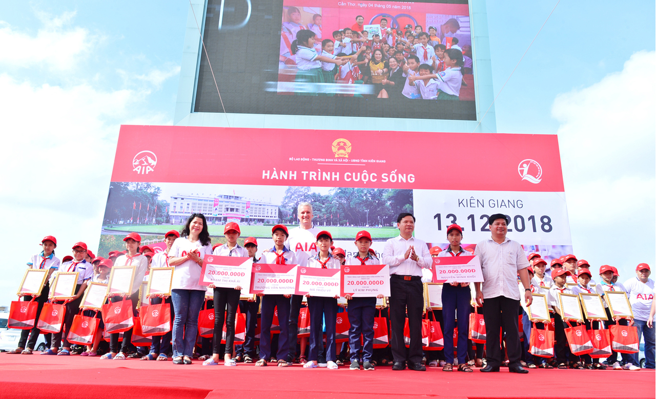 Chương trình Hành trình cuộc sống đến với trẻ em khó khăn tỉnh Kiên Giang