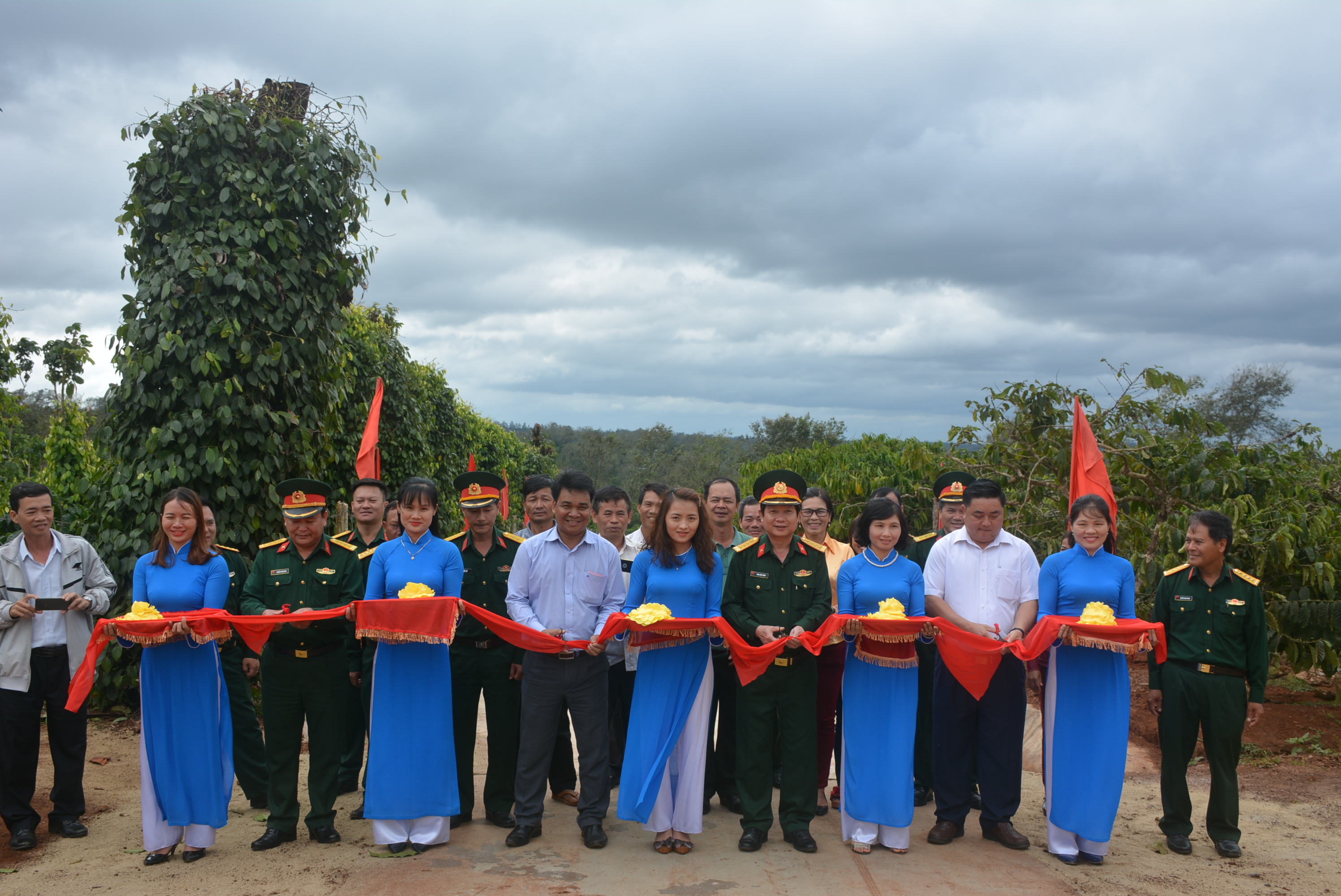 Bàn giao “Công trình đoàn kết quân-dân”