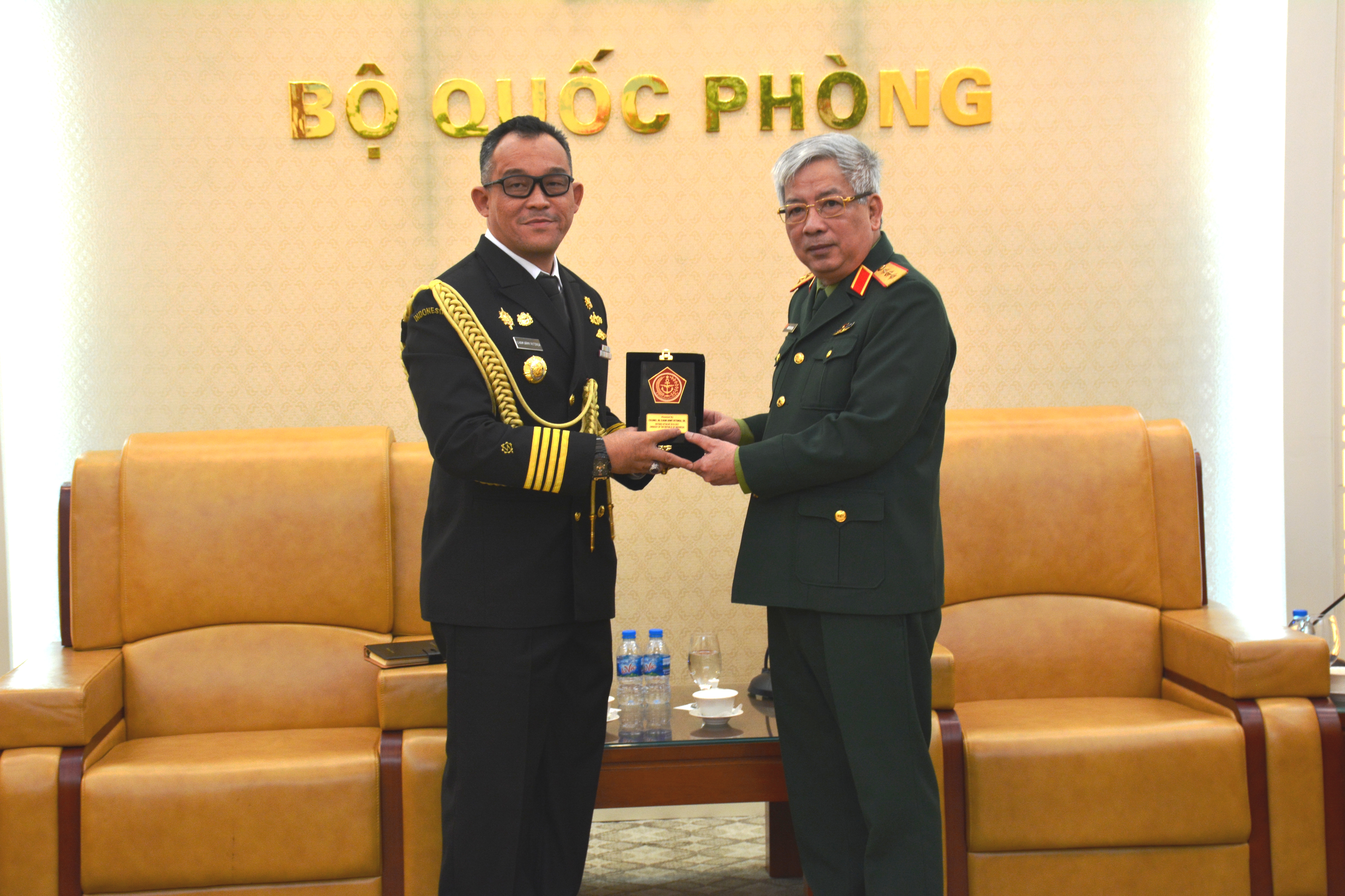 Thượng tướng Nguyễn Chí Vịnh tiếp Tùy viên Quốc phòng Indonesia