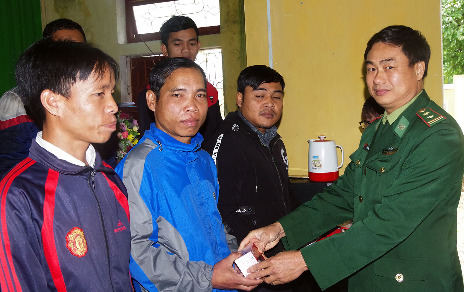 Tặng quà đồng bào biên giới A Lưới

