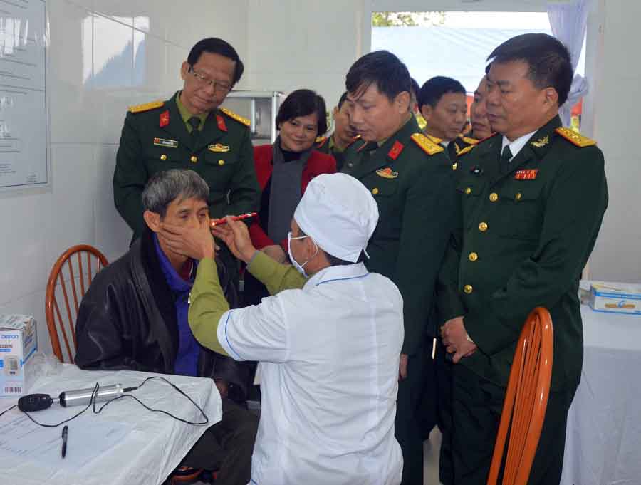 Bệnh viện Quân y 5 khám bệnh, cấp thuốc miễn phí tại Hà Nam
