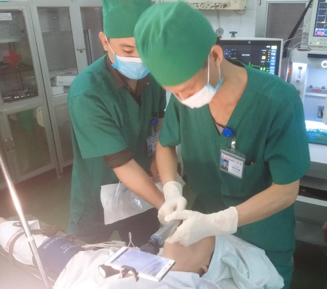 Bộ đèn đặt nội khí quản có camera