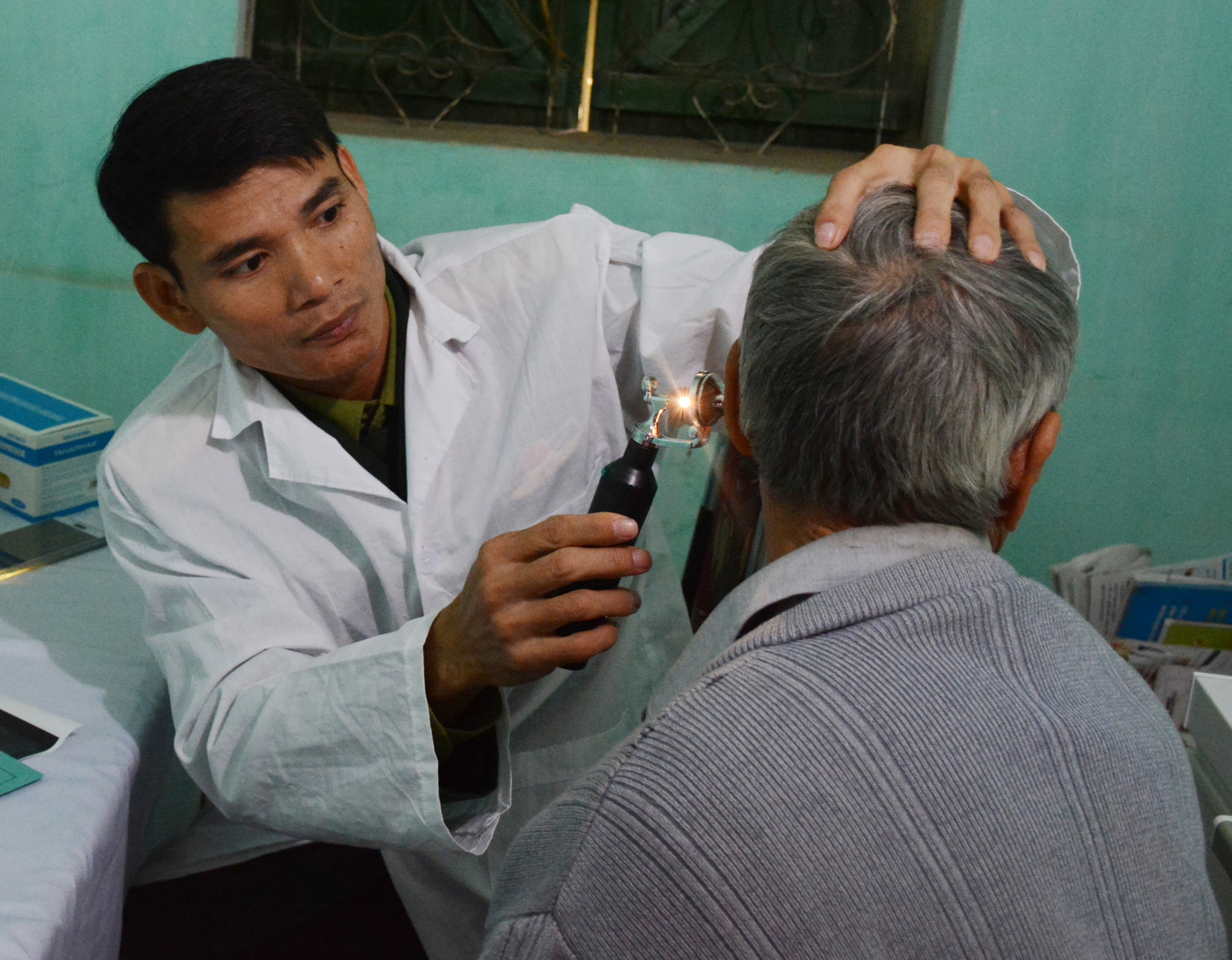 Lữ đoàn 134 tổ chức tặng quà, khám bệnh cho các đối tượng chính sách