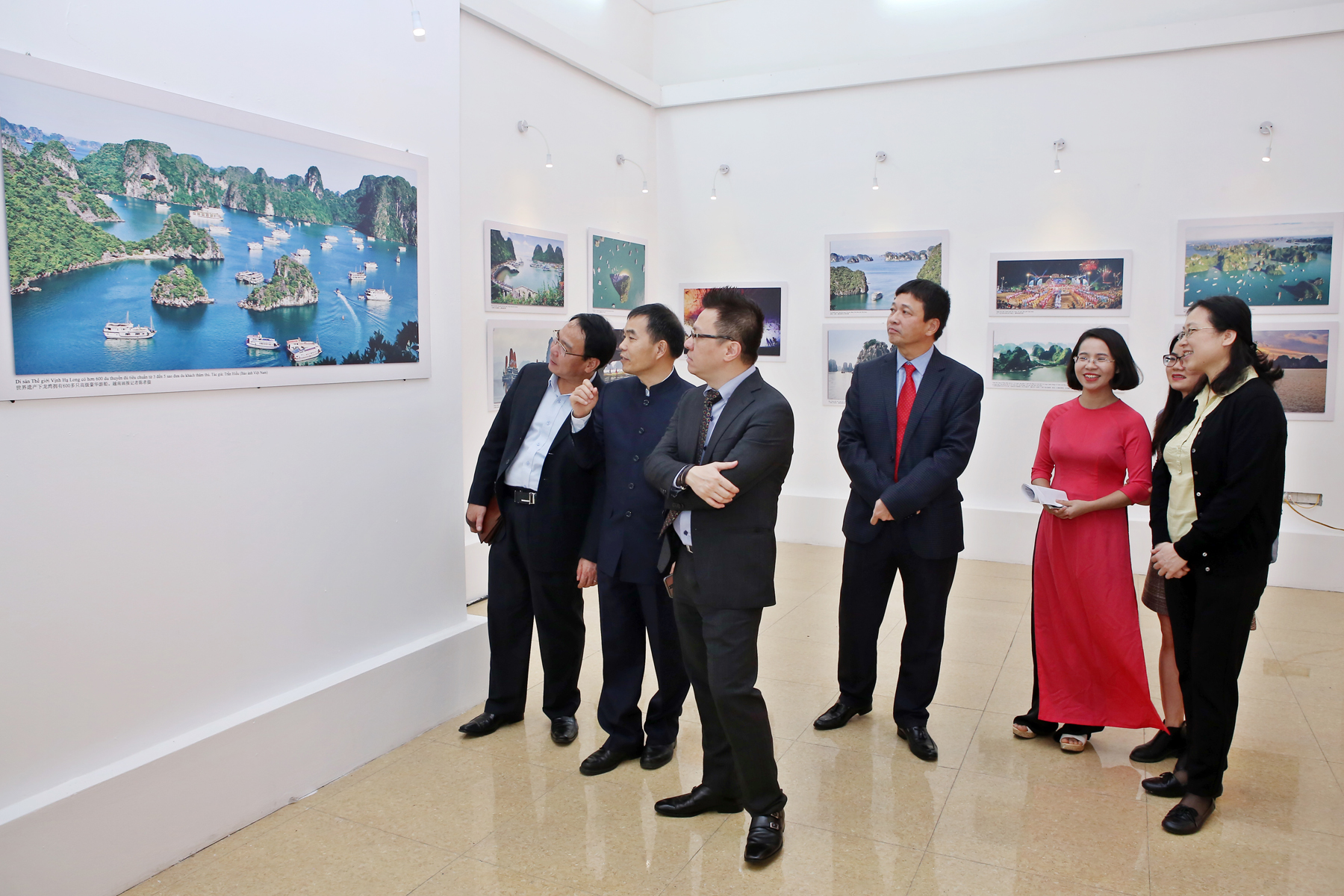 Khai mạc triển lãm ảnh “Ấn tượng Việt Nam - Trung Quốc 2018”

