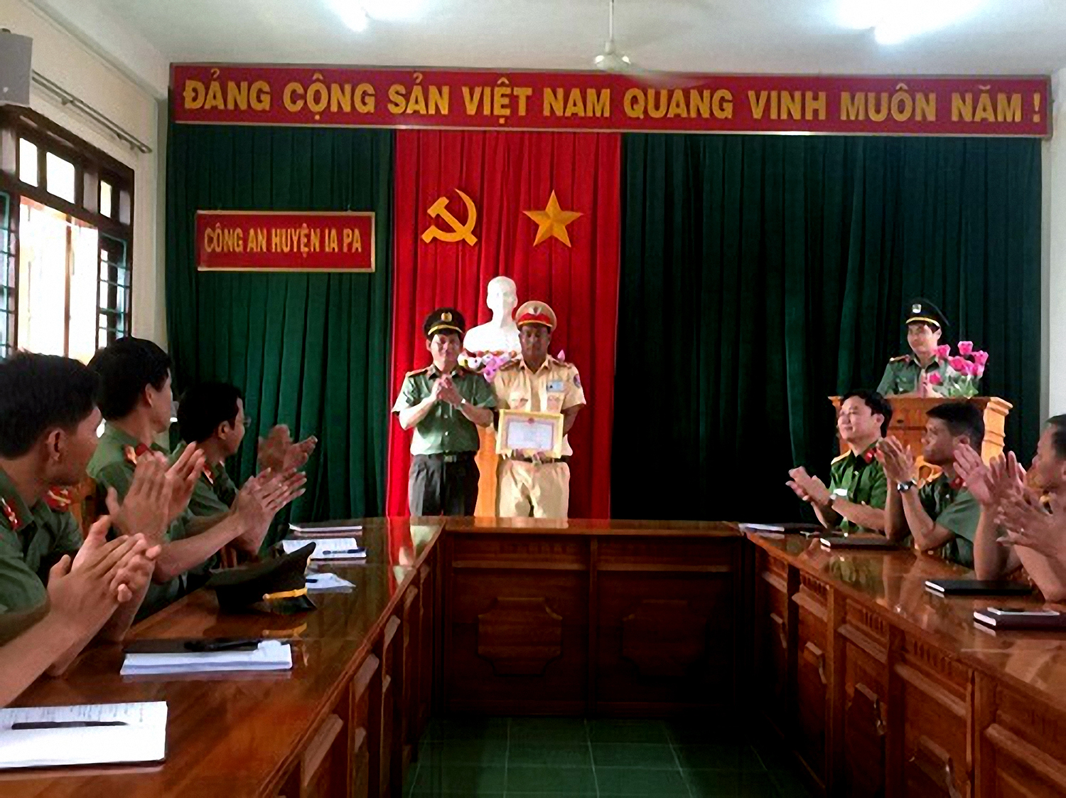 Công an tỉnh Gia Lai tặng giấy khen cho Đại úy Nay Thách