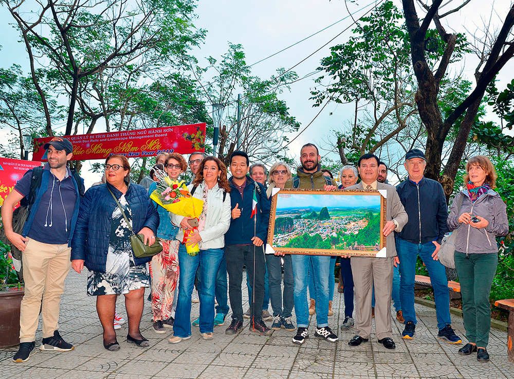 Danh thắng Ngũ Hành Sơn đón đoàn khách đầu tiên năm 2019

