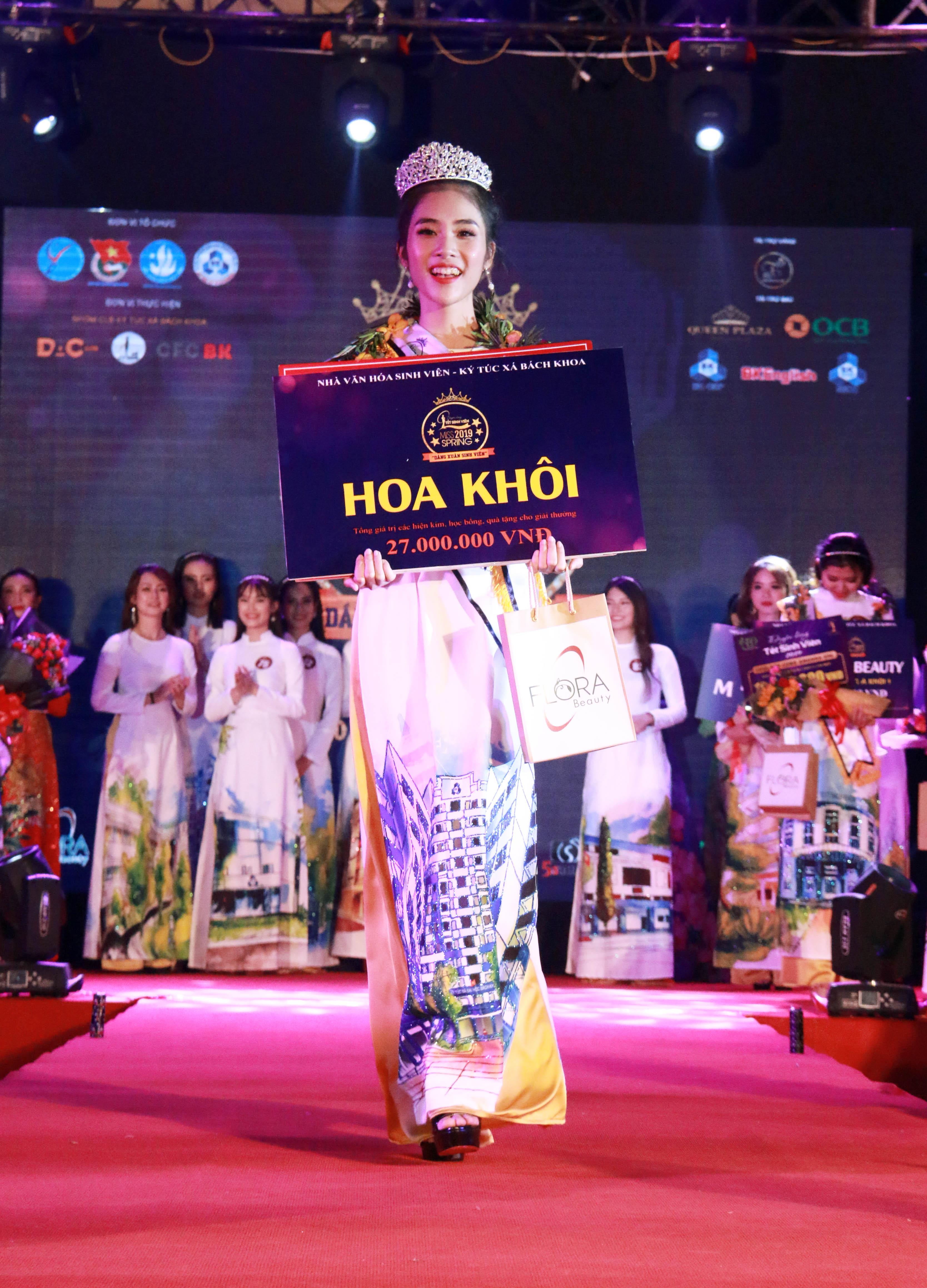 Đặng Thanh Ngân đăng quang Hoa khôi Duyên dáng Tết Sinh viên năm 2019

