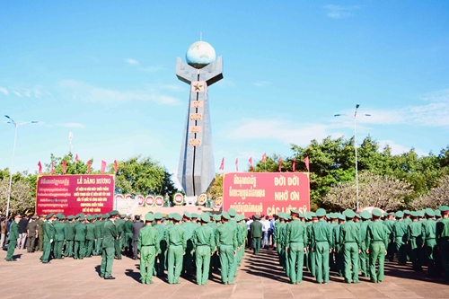 Đoàn cán bộ cấp cao Bộ tư lệnh Quân khu I, Quân đội Hoàng gia Campuchia viếng Nghĩa trang Liệt sĩ huyện Đức Cơ, tỉnh Gia Lai
