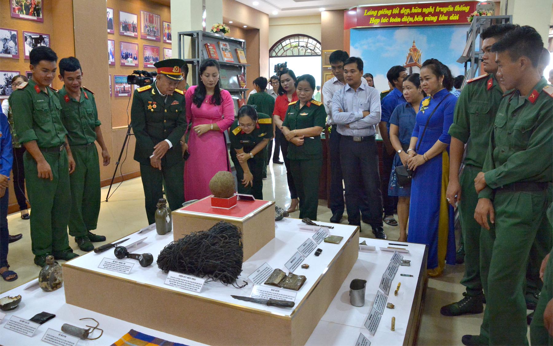 Quân khu 9 triển lãm chuyên đề “Chiến thắng chiến tranh biên giới Tây Nam và chế độ diệt chủng”

